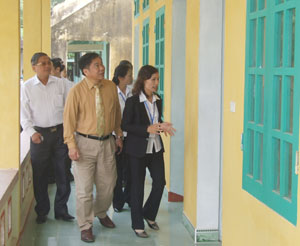Đồng chí Hoàng Việt Cường, Bí thư Tỉnh ủy kiểm tra cơ sở hạ tầng tại trường THCS xã Đồng Tâm.